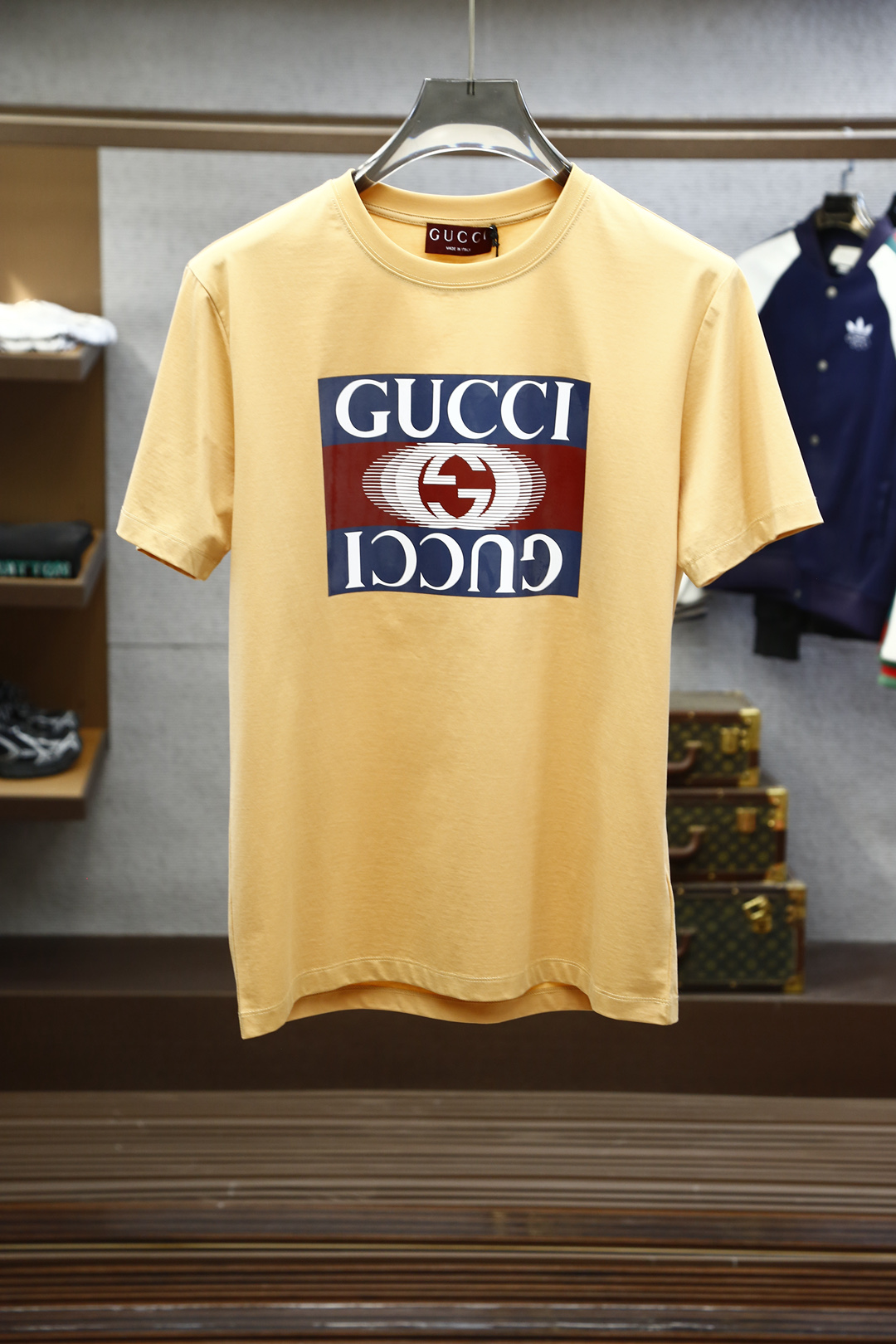 
Gucci古奇-2025春夏男士短袖，青蛇年限量款；胸口印花Logo印花装饰的重工艺打造，极具品牌辨识