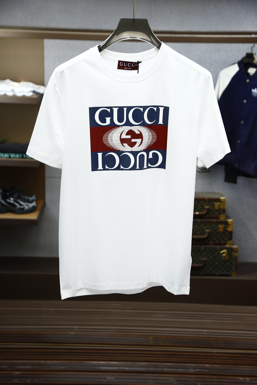 
Gucci古奇-2025春夏男士短袖，青蛇年限量款；胸口印花Logo印花装饰的重工艺打造，极具品牌辨识