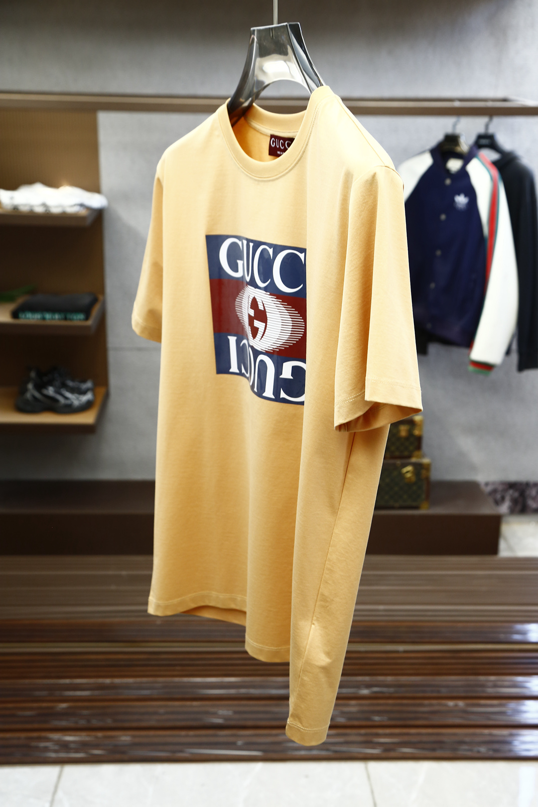 
Gucci古奇-2025春夏男士短袖，青蛇年限量款；胸口印花Logo印花装饰的重工艺打造，极具品牌辨识