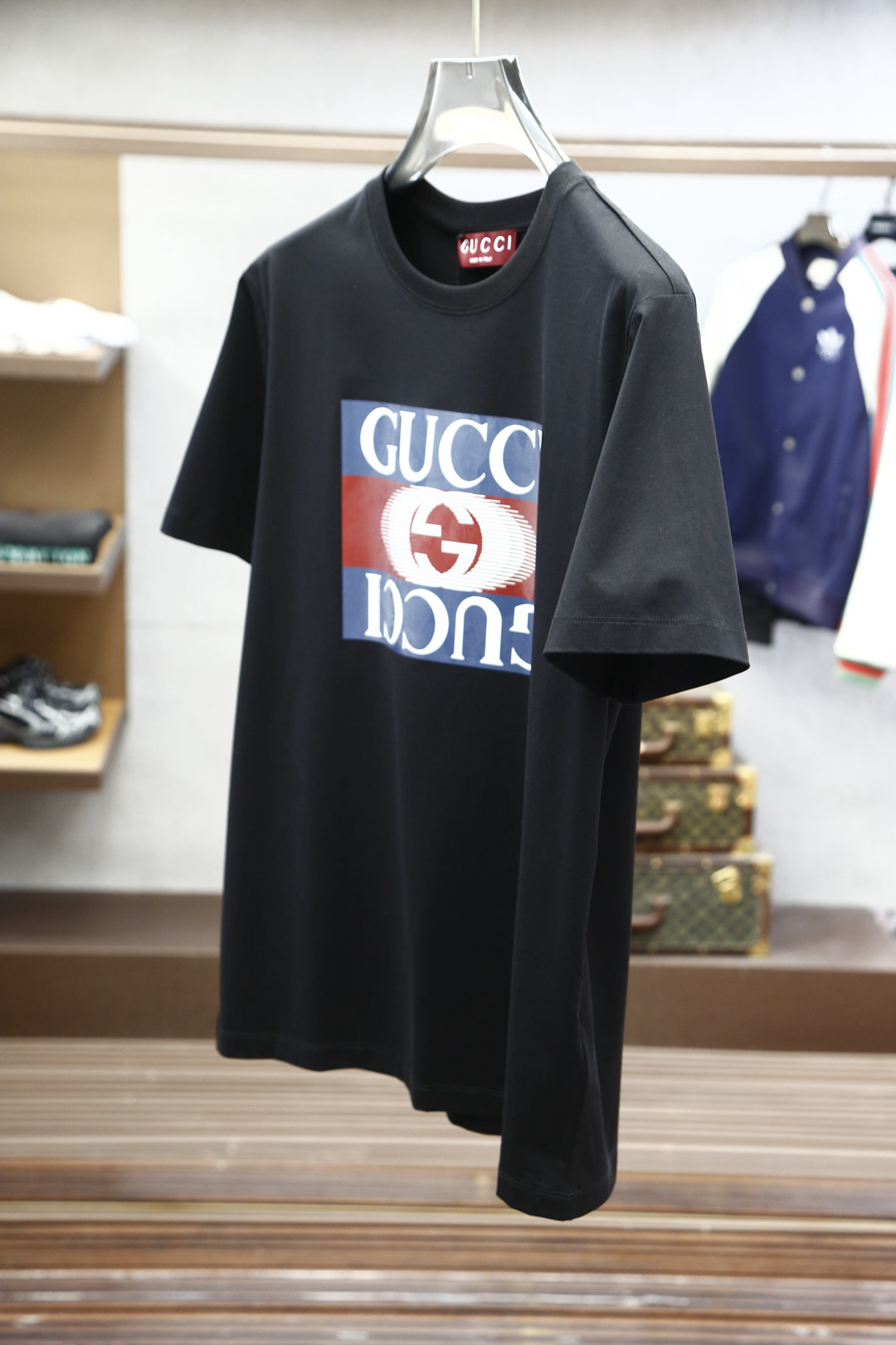 
Gucci古奇-2025春夏男士短袖，青蛇年限量款；胸口印花Logo印花装饰的重工艺打造，极具品牌辨识