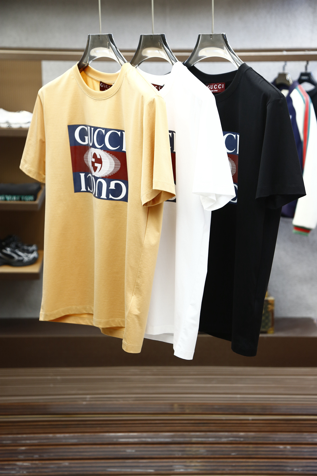 
Gucci古奇-2025春夏男士短袖，青蛇年限量款；胸口印花Logo印花装饰的重工艺打造，极具品牌辨识