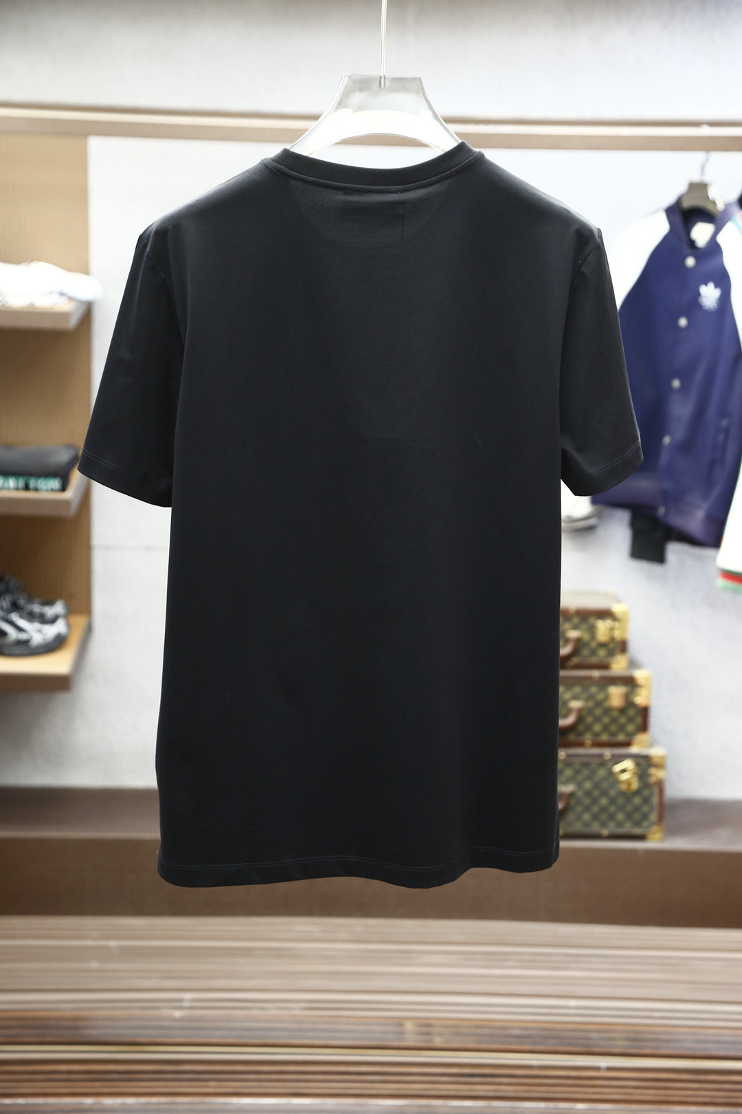 
Gucci古奇-2025春夏男士短袖，青蛇年限量款；胸口印花Logo印花装饰的重工艺打造，极具品牌辨识