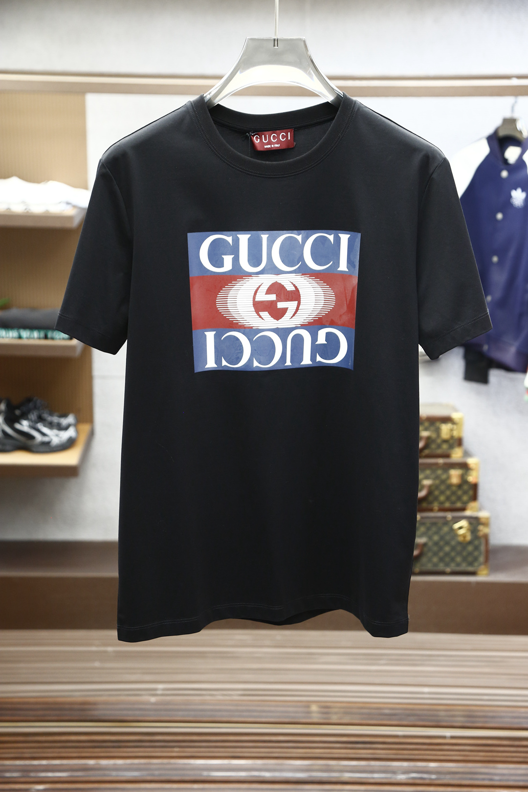
Gucci古奇-2025春夏男士短袖，青蛇年限量款；胸口印花Logo印花装饰的重工艺打造，极具品牌辨识