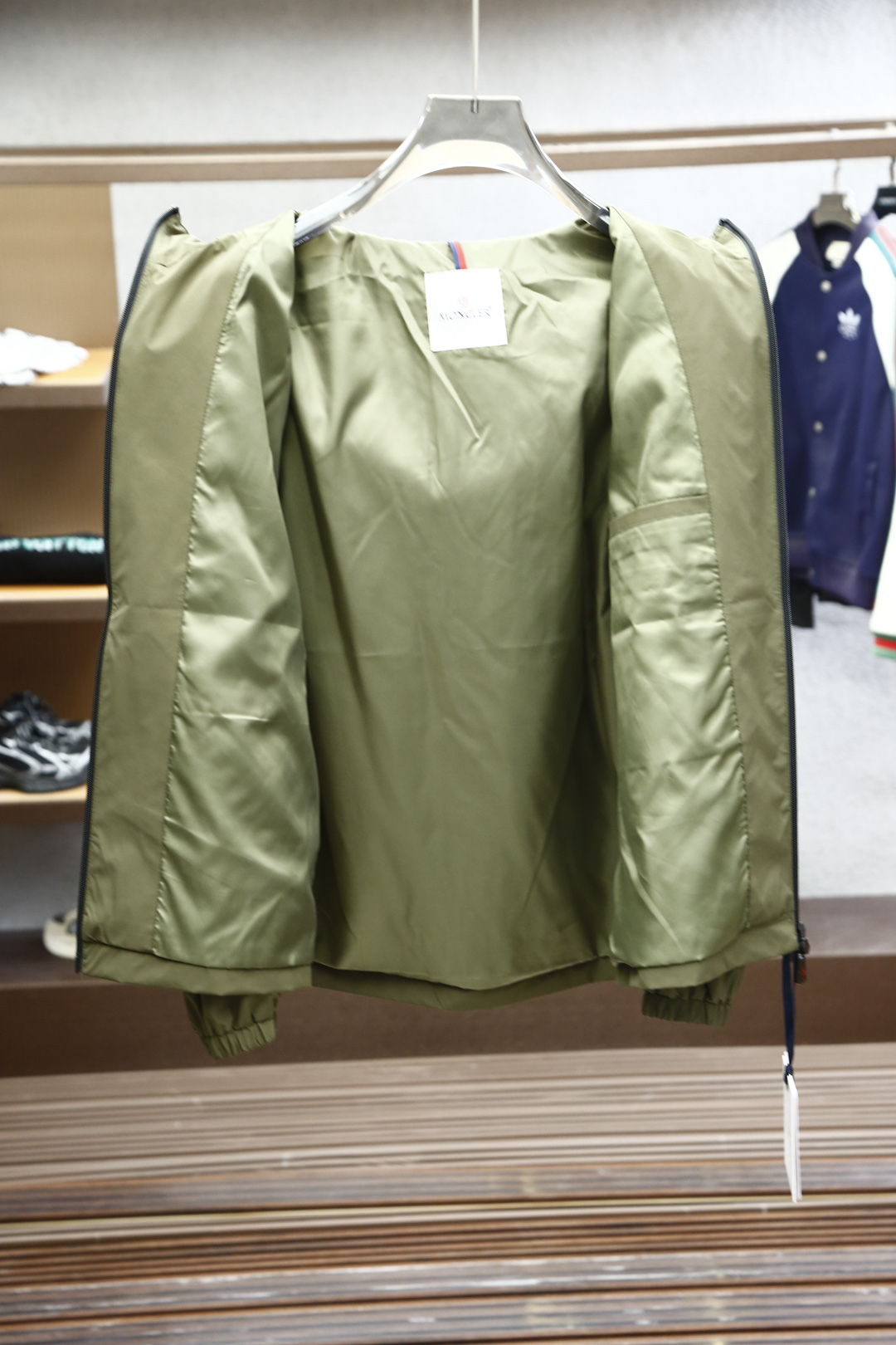 
蒙口-Moncler 男士2025春夏新款时尚休闲连帽设计夹克冲锋衣外套，高级感满满的一款外套，胸前压