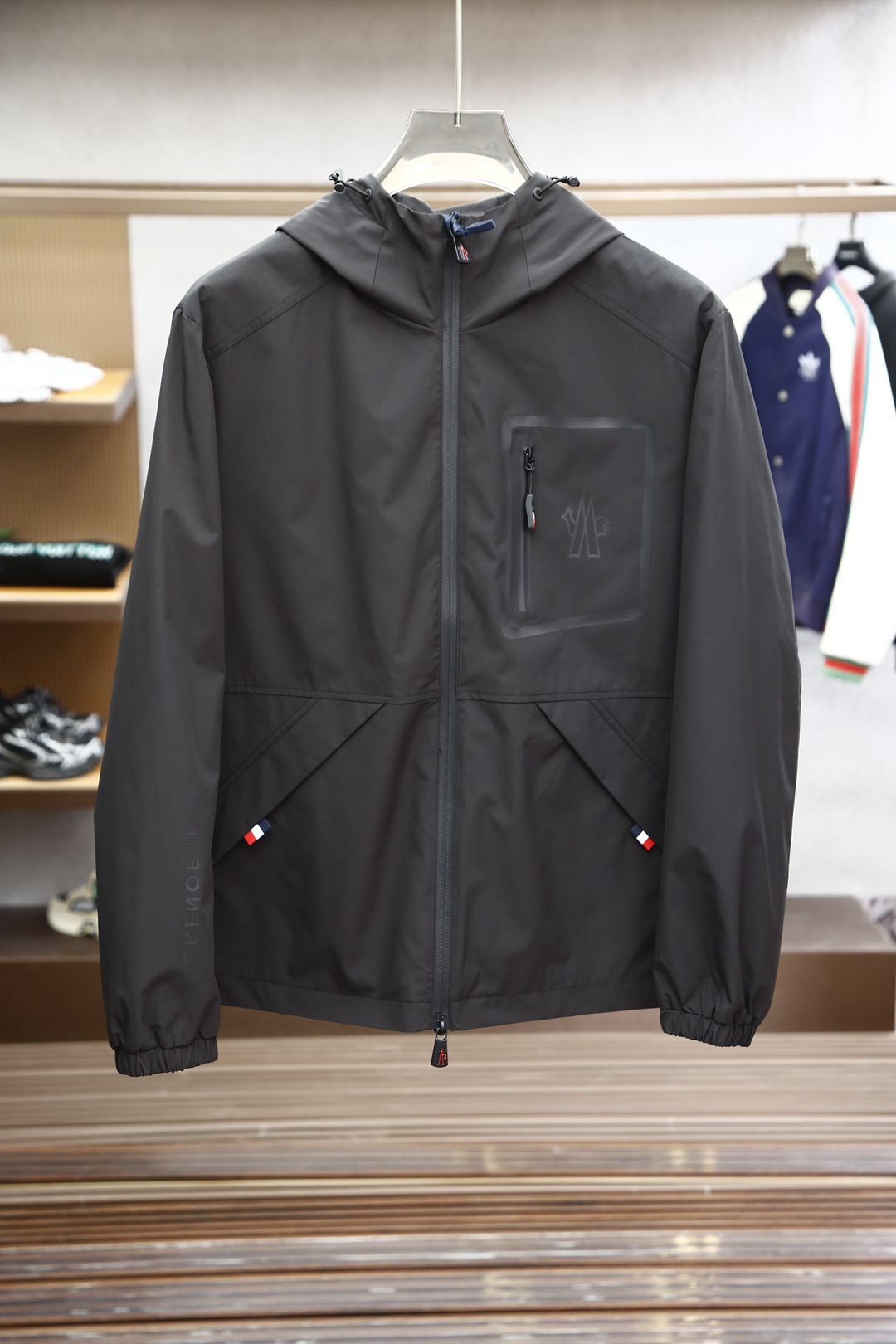 
蒙口-Moncler 男士2025春夏新款时尚休闲连帽设计夹克冲锋衣外套，高级感满满的一款外套，胸前压