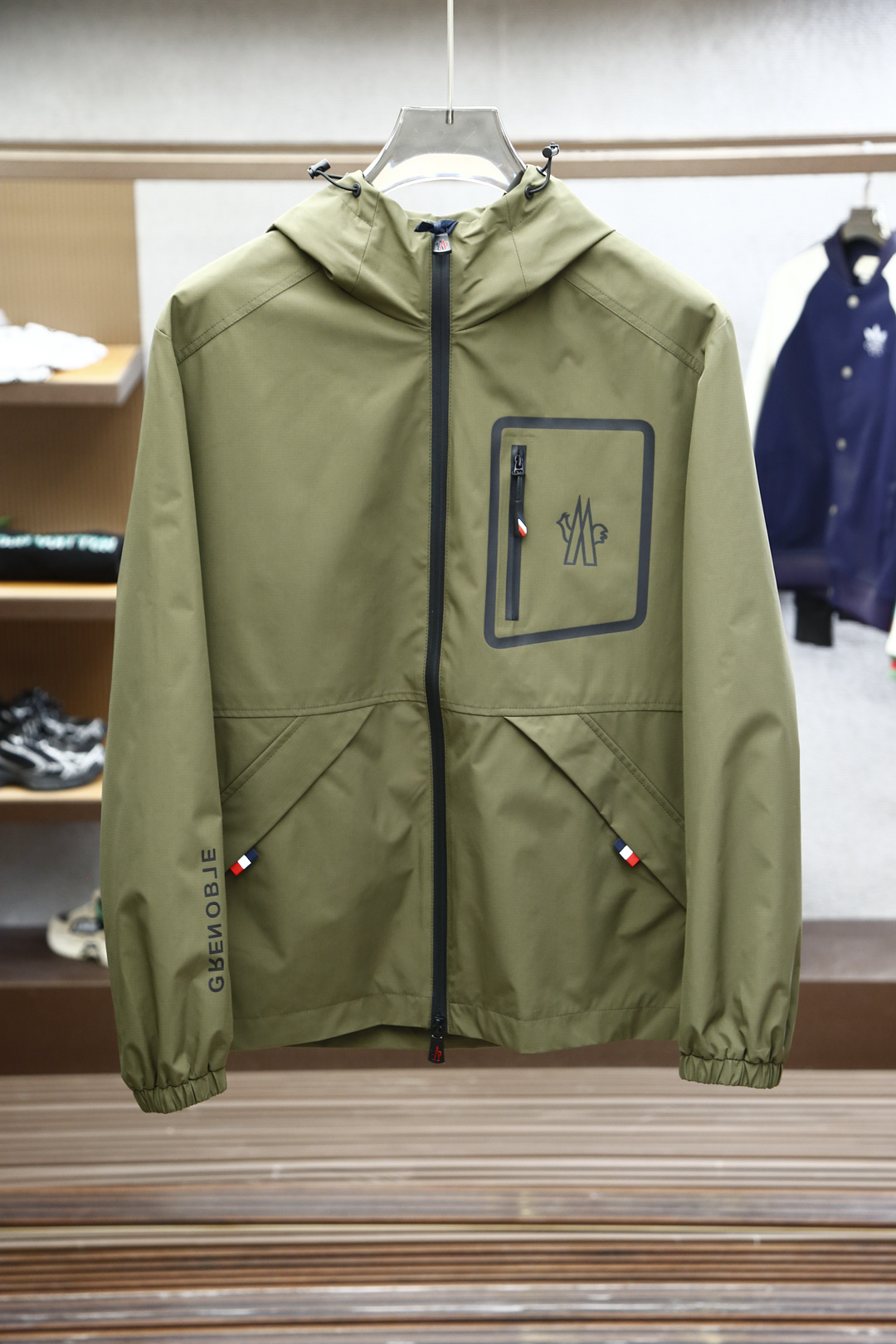 
蒙口-Moncler 男士2025春夏新款时尚休闲连帽设计夹克冲锋衣外套，高级感满满的一款外套，胸前压