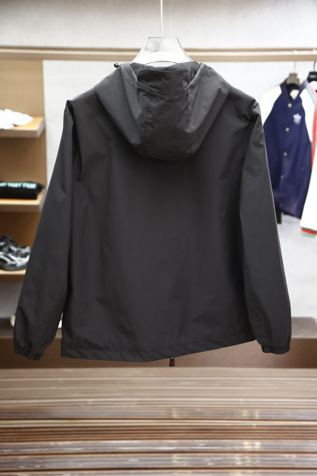 
蒙口-Moncler 男士2025春夏新款时尚休闲连帽设计夹克冲锋衣外套，高级感满满的一款外套，胸前压