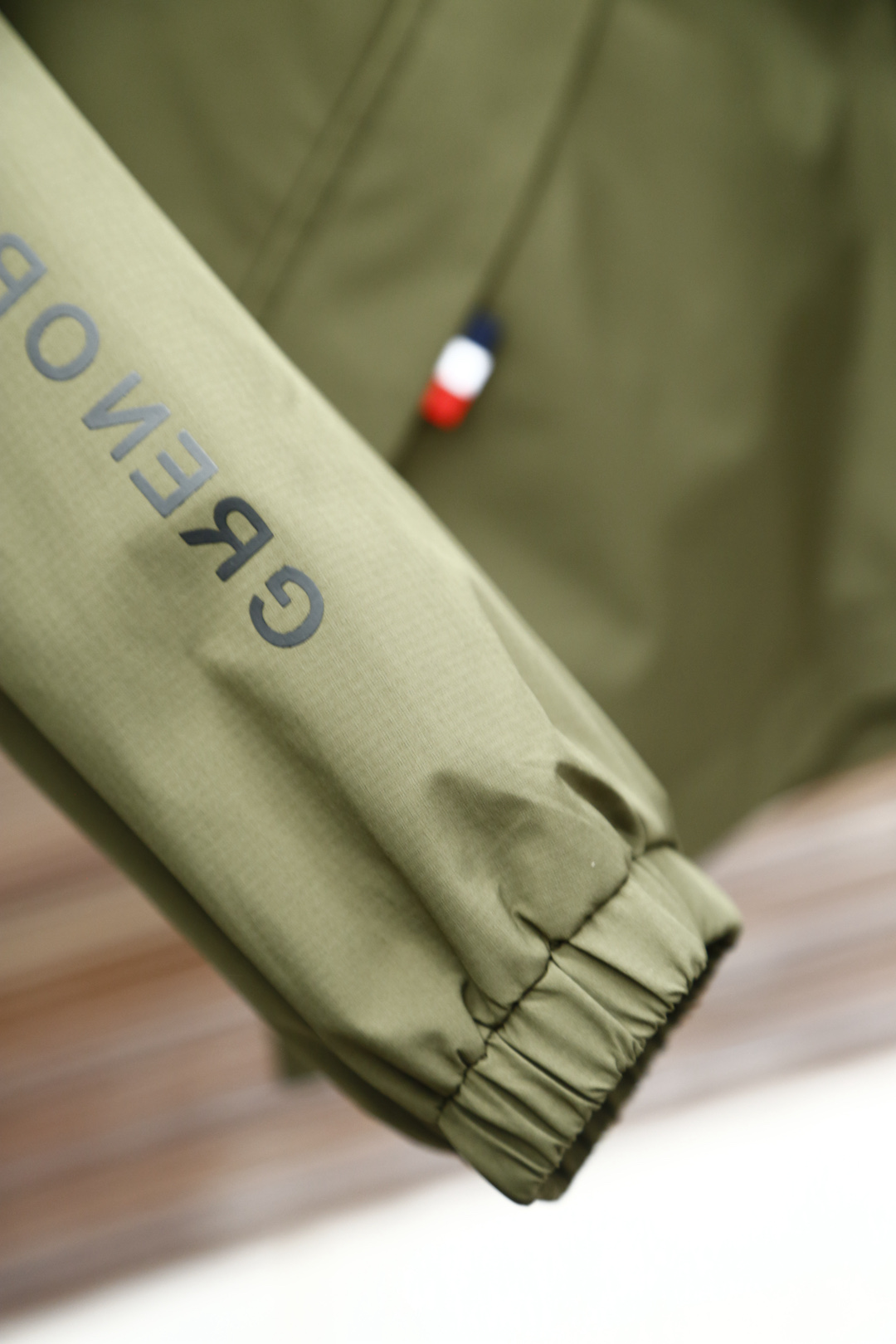 
蒙口-Moncler 男士2025春夏新款时尚休闲连帽设计夹克冲锋衣外套，高级感满满的一款外套，胸前压