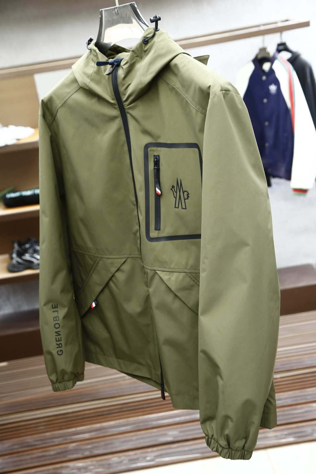 
蒙口-Moncler 男士2025春夏新款时尚休闲连帽设计夹克冲锋衣外套，高级感满满的一款外套，胸前压