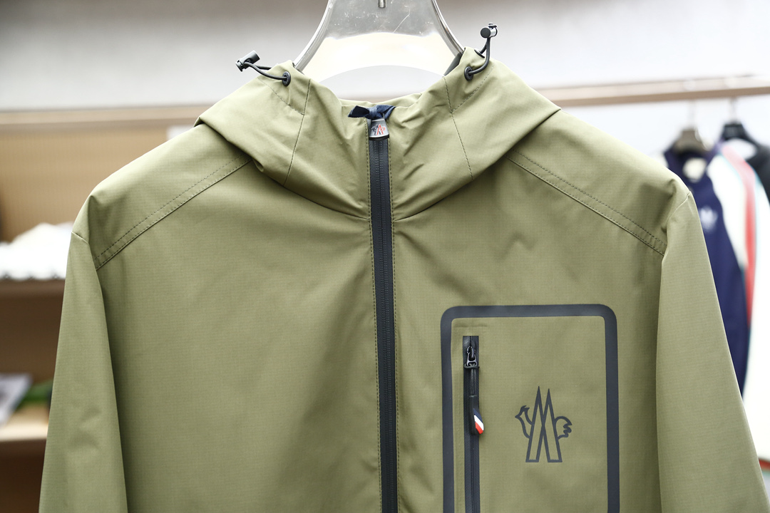 
蒙口-Moncler 男士2025春夏新款时尚休闲连帽设计夹克冲锋衣外套，高级感满满的一款外套，胸前压
