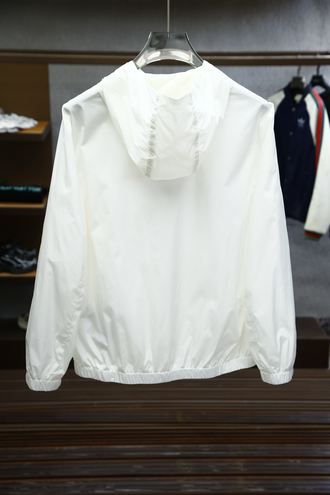 
Prada普拉达，25新品春款男士连帽开合夹克，这款休闲感十足的拉链夹克以轻质尼龙提花面料匠心打造，简