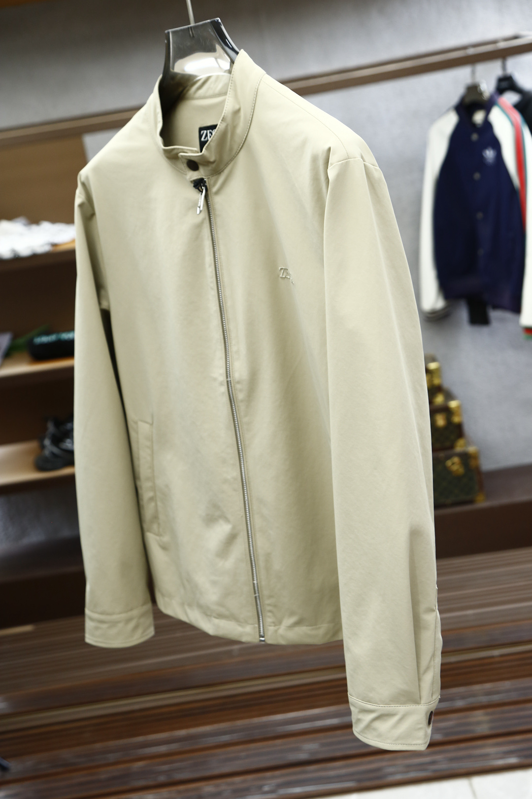 杰尼亚-2025早春商务休闲小立领外套,
面料:定制原生态科技面料 经精雕细琢处理 呈现出独特的纹理与