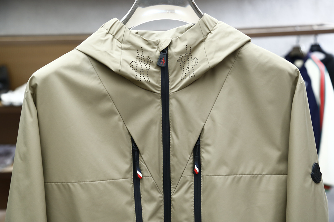 
蒙口-Moncler 男士2025春夏新款时尚休闲连帽设计夹克冲锋衣外套，高级感满满的一款外套，胸前压