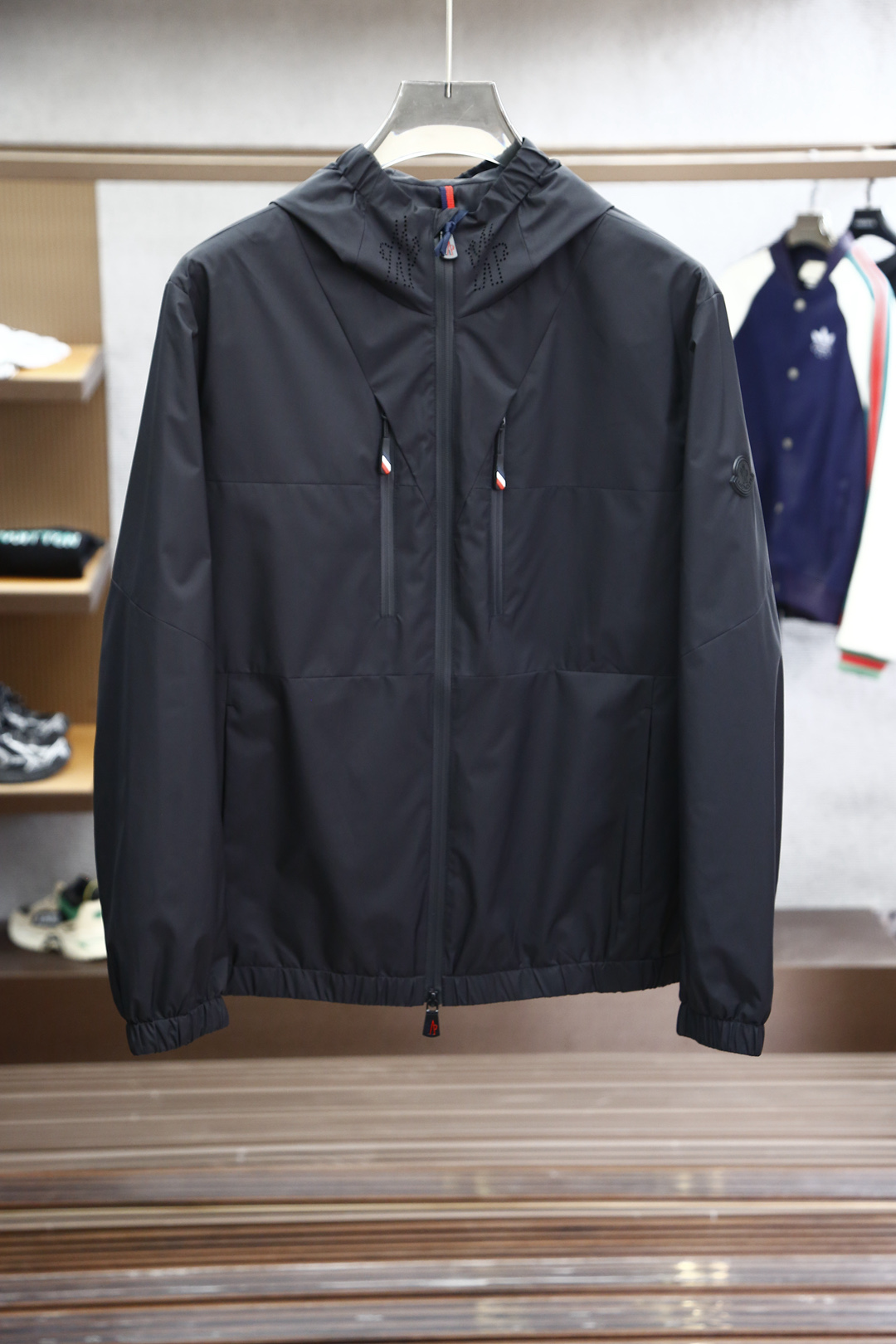 
蒙口-Moncler 男士2025春夏新款时尚休闲连帽设计夹克冲锋衣外套，高级感满满的一款外套，胸前压