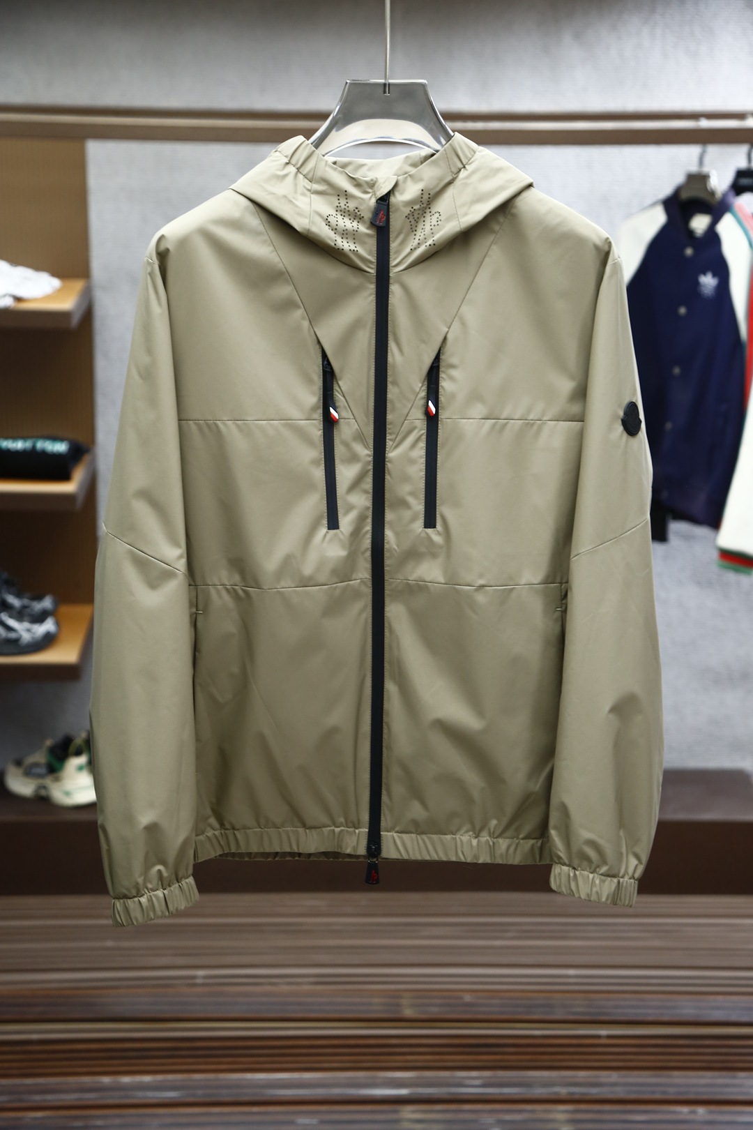 
蒙口-Moncler 男士2025春夏新款时尚休闲连帽设计夹克冲锋衣外套，高级感满满的一款外套，胸前压