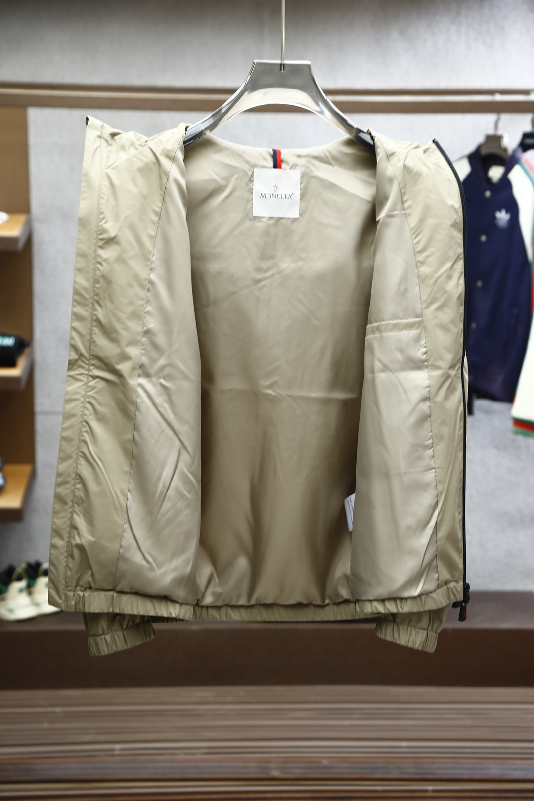 
蒙口-Moncler 男士2025春夏新款时尚休闲连帽设计夹克冲锋衣外套，高级感满满的一款外套，胸前压
