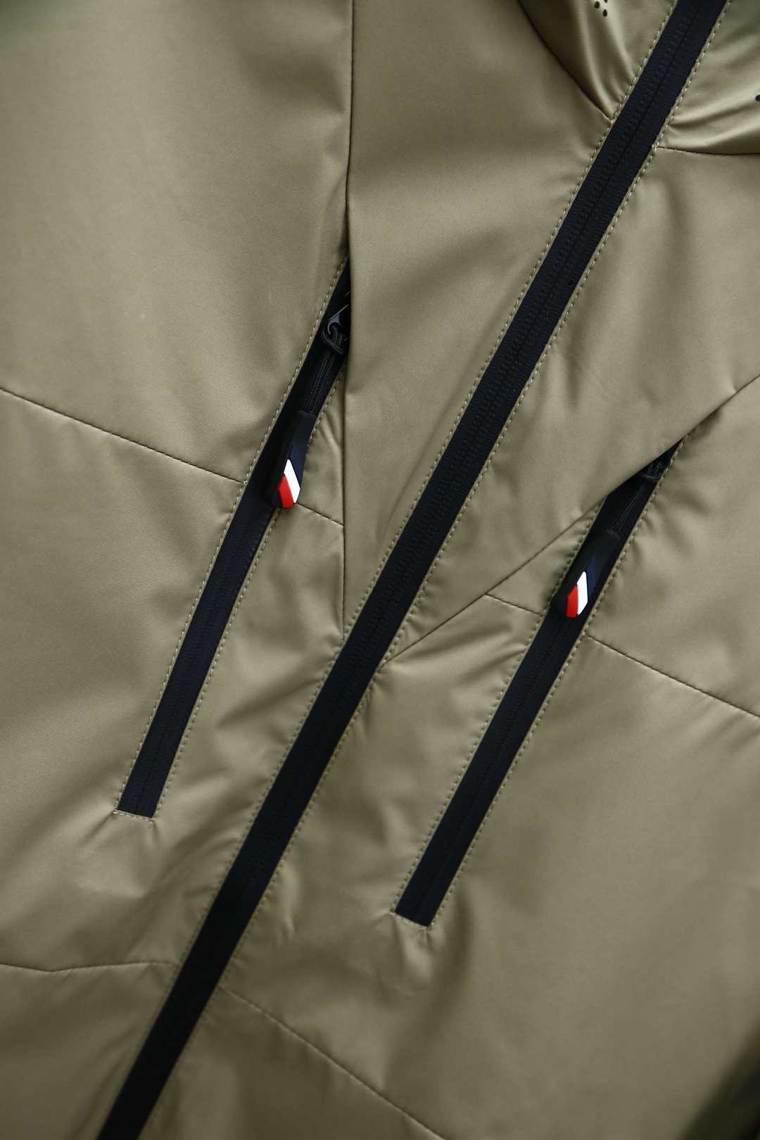 
蒙口-Moncler 男士2025春夏新款时尚休闲连帽设计夹克冲锋衣外套，高级感满满的一款外套，胸前压