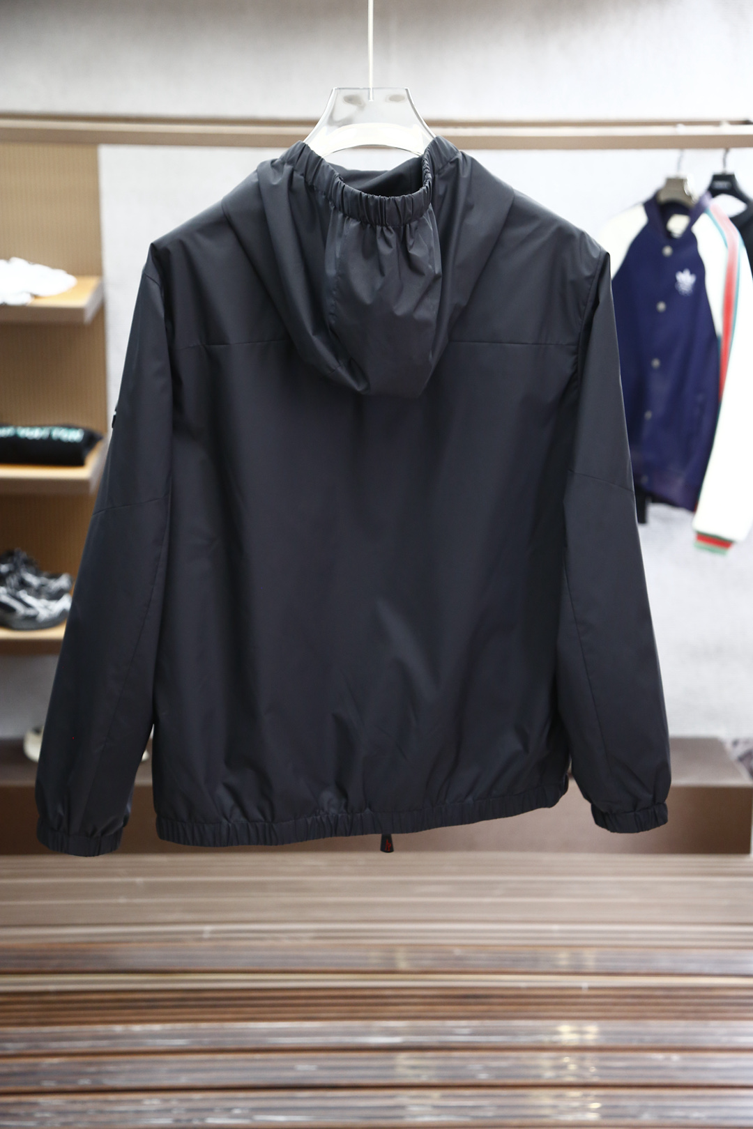 
蒙口-Moncler 男士2025春夏新款时尚休闲连帽设计夹克冲锋衣外套，高级感满满的一款外套，胸前压