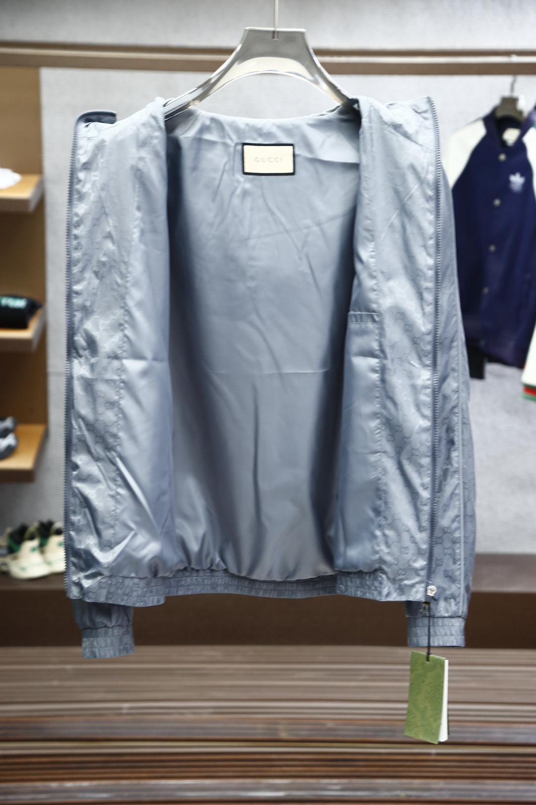 
Gucci古奇25新品春款男十轻质尼龙双G尼龙提花连帽开合夹克，这款休闲感十足的拉链夹克以轻质GG尼龙