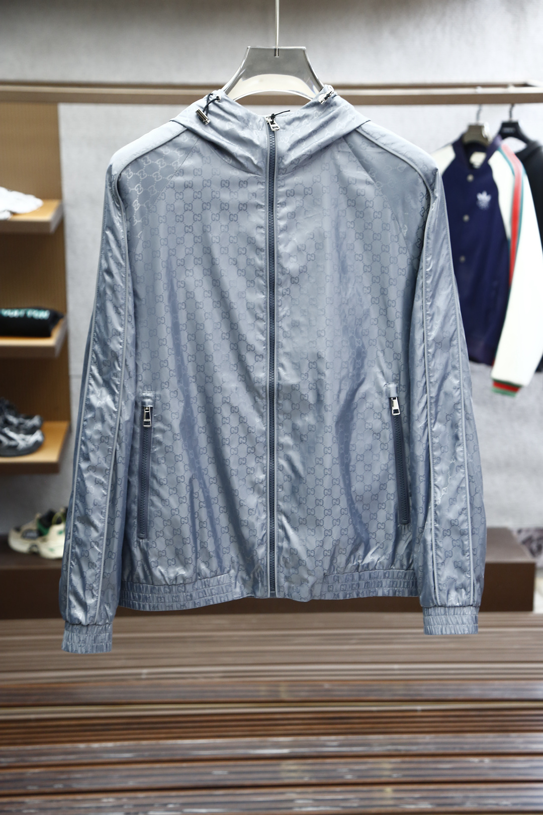 
Gucci古奇25新品春款男十轻质尼龙双G尼龙提花连帽开合夹克，这款休闲感十足的拉链夹克以轻质GG尼龙
