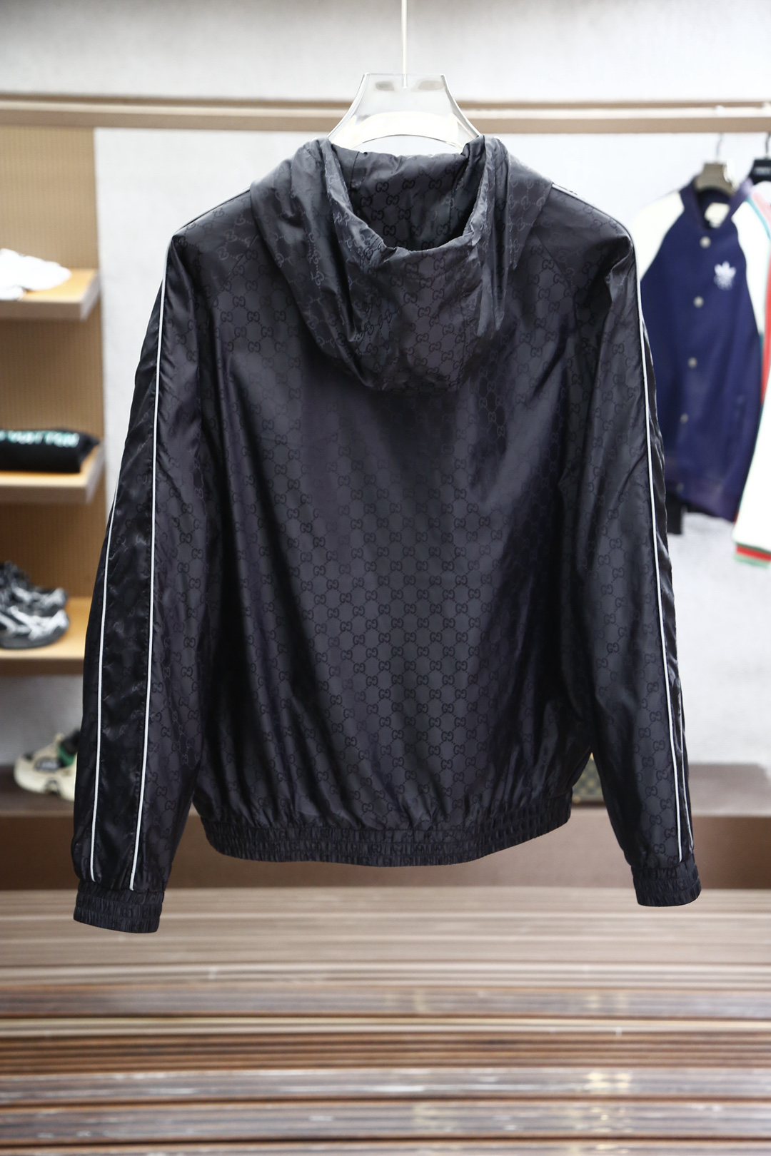 
Gucci古奇25新品春款男十轻质尼龙双G尼龙提花连帽开合夹克，这款休闲感十足的拉链夹克以轻质GG尼龙