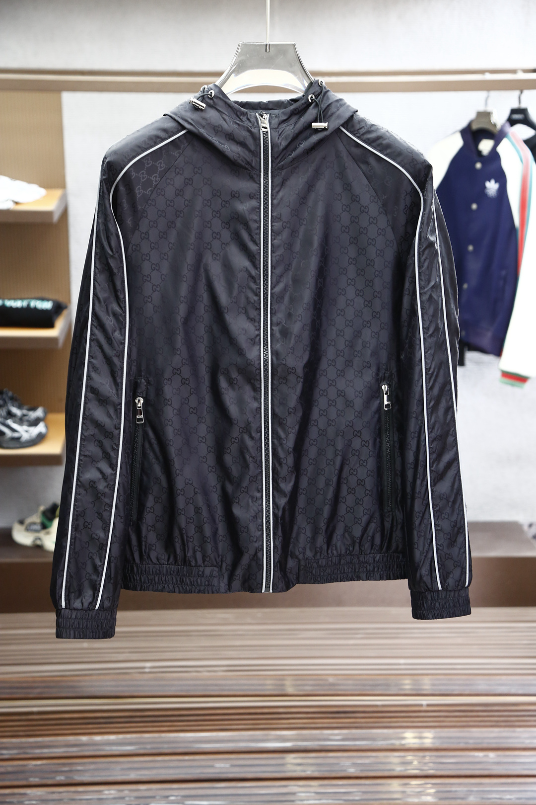 
Gucci古奇25新品春款男十轻质尼龙双G尼龙提花连帽开合夹克，这款休闲感十足的拉链夹克以轻质GG尼龙