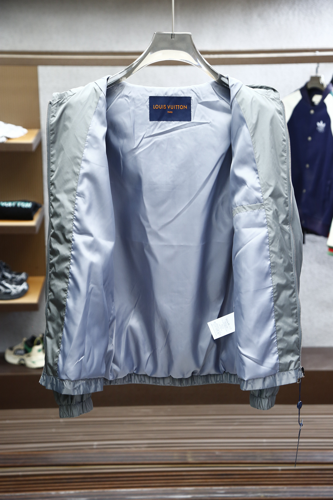 Lv
路易威登/25新品春款男十轻质四叶草字母ＬＯｇｏ尼龙提花连帽开合夹克，这款休闲感十足的拉链夹克以轻