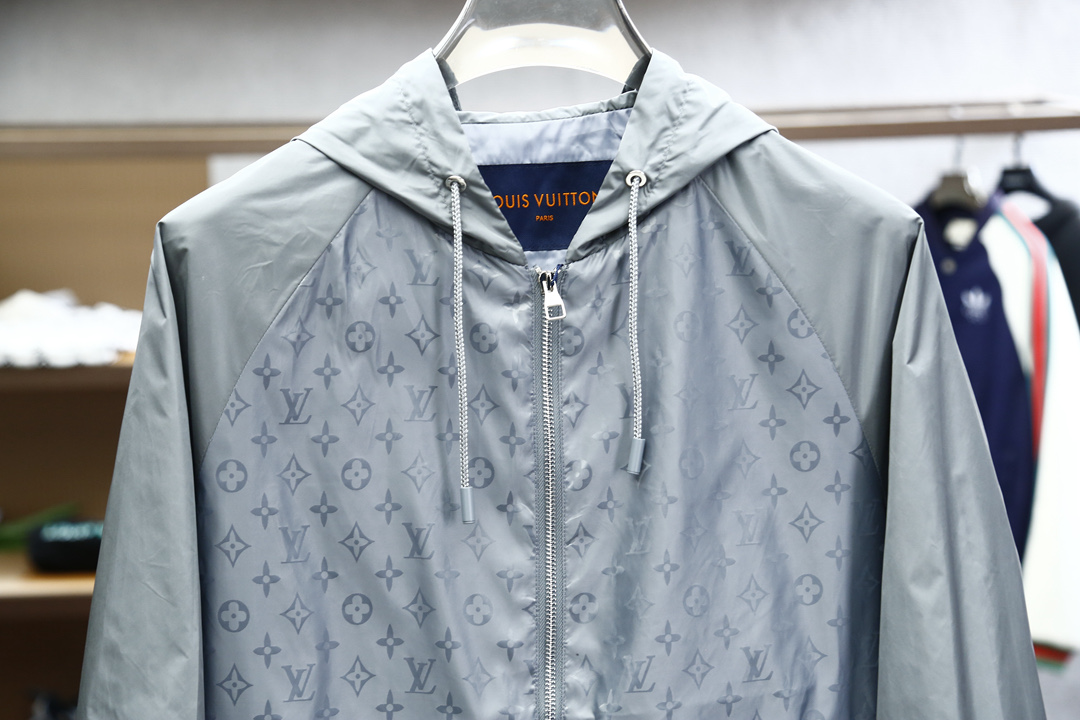 Lv
路易威登/25新品春款男十轻质四叶草字母ＬＯｇｏ尼龙提花连帽开合夹克，这款休闲感十足的拉链夹克以轻