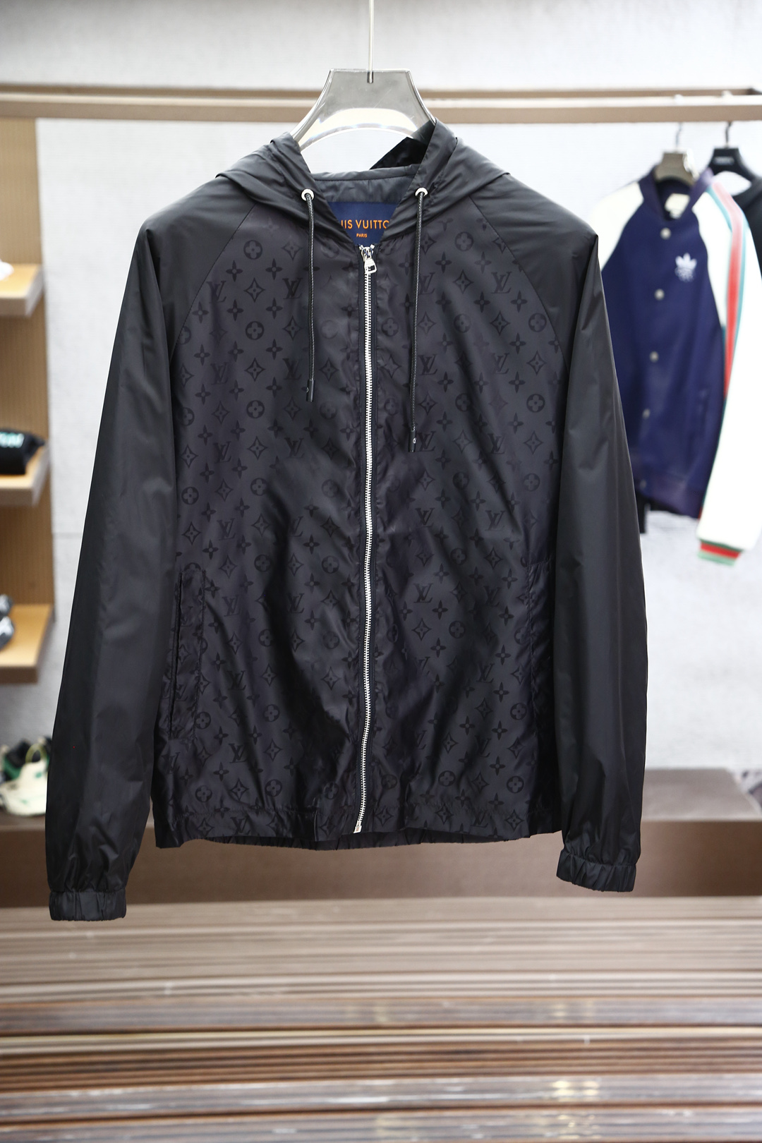 Lv
路易威登/25新品春款男十轻质四叶草字母ＬＯｇｏ尼龙提花连帽开合夹克，这款休闲感十足的拉链夹克以轻