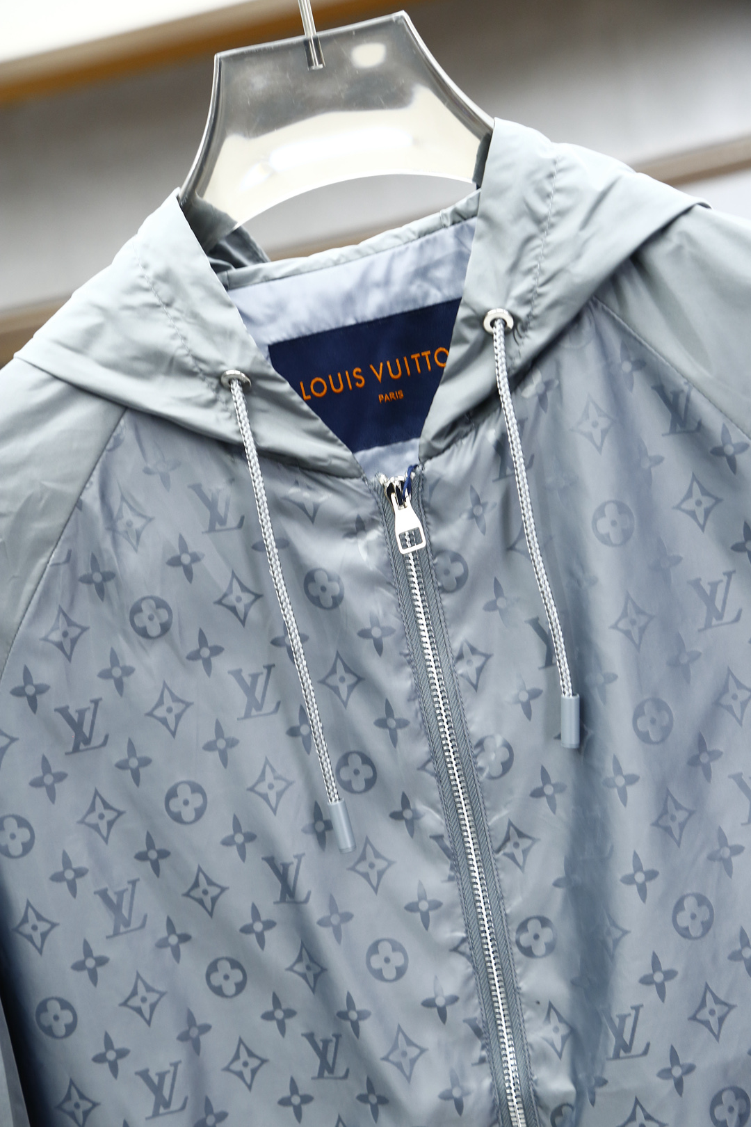 Lv
路易威登/25新品春款男十轻质四叶草字母ＬＯｇｏ尼龙提花连帽开合夹克，这款休闲感十足的拉链夹克以轻
