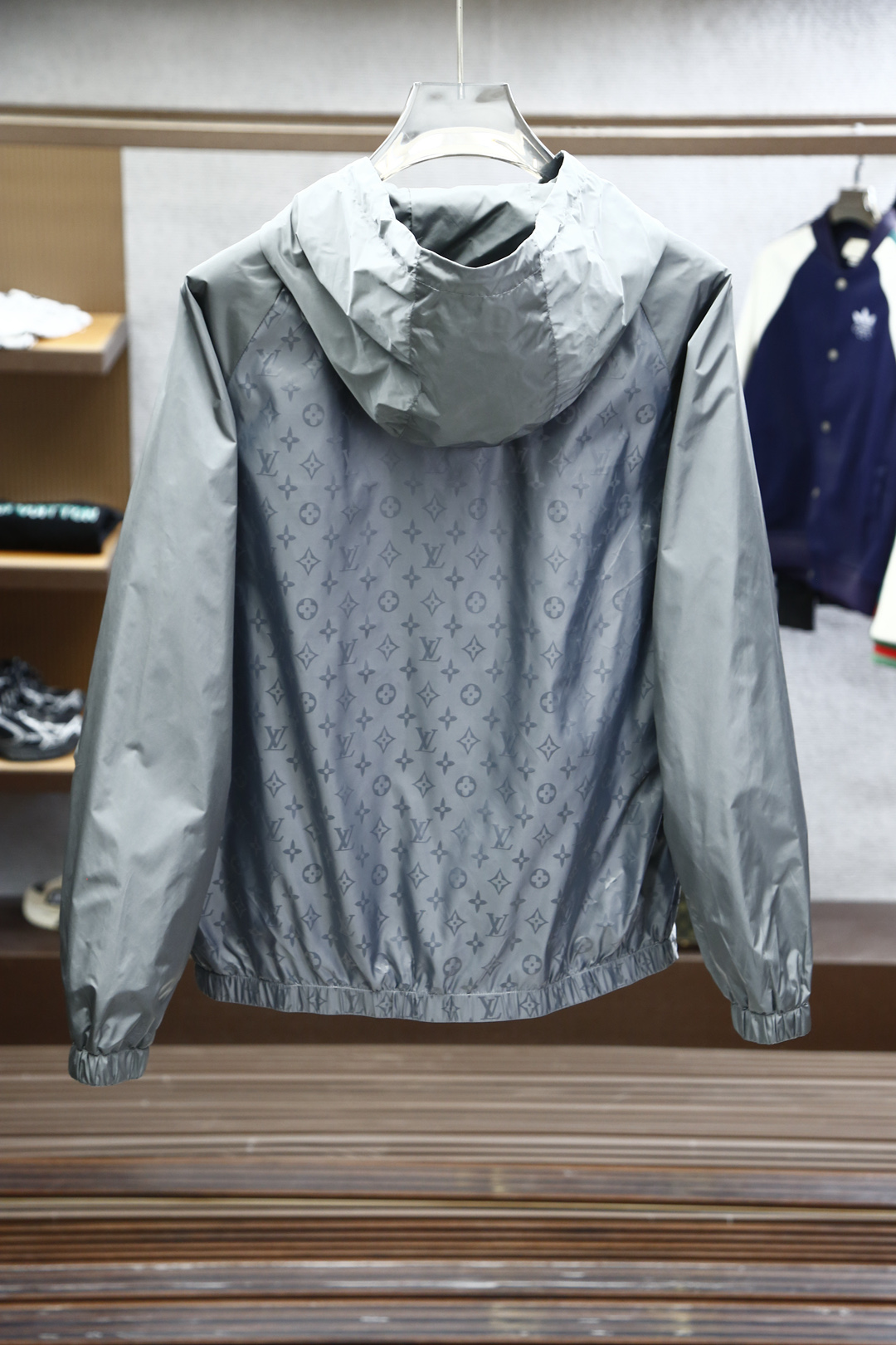 Lv
路易威登/25新品春款男十轻质四叶草字母ＬＯｇｏ尼龙提花连帽开合夹克，这款休闲感十足的拉链夹克以轻