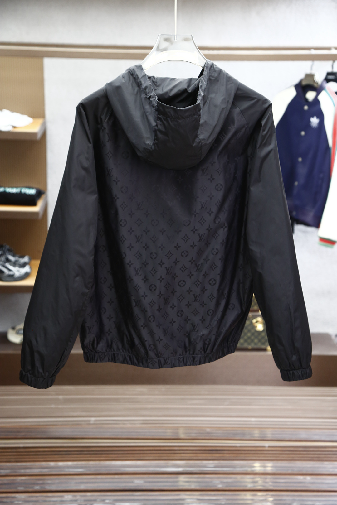 Lv
路易威登/25新品春款男十轻质四叶草字母ＬＯｇｏ尼龙提花连帽开合夹克，这款休闲感十足的拉链夹克以轻