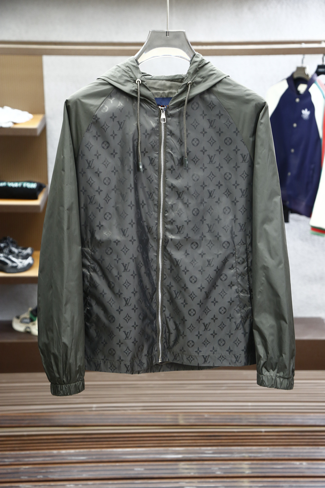 Lv
路易威登/25新品春款男十轻质四叶草字母ＬＯｇｏ尼龙提花连帽开合夹克，这款休闲感十足的拉链夹克以轻
