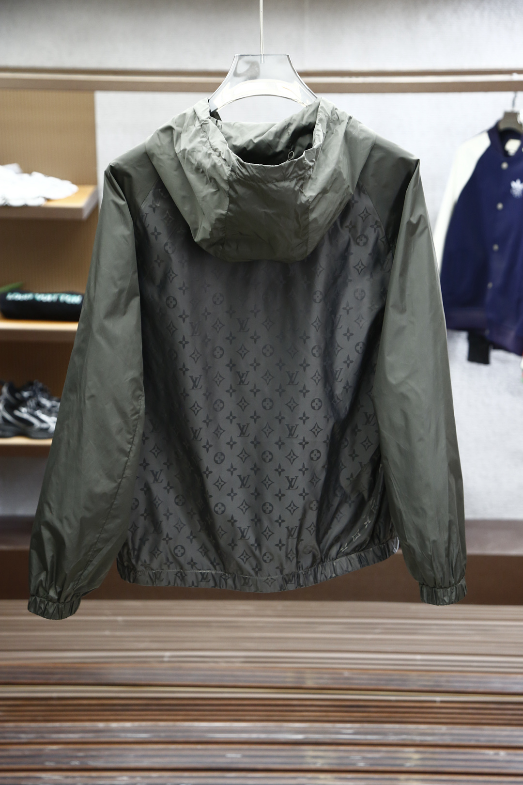 Lv
路易威登/25新品春款男十轻质四叶草字母ＬＯｇｏ尼龙提花连帽开合夹克，这款休闲感十足的拉链夹克以轻