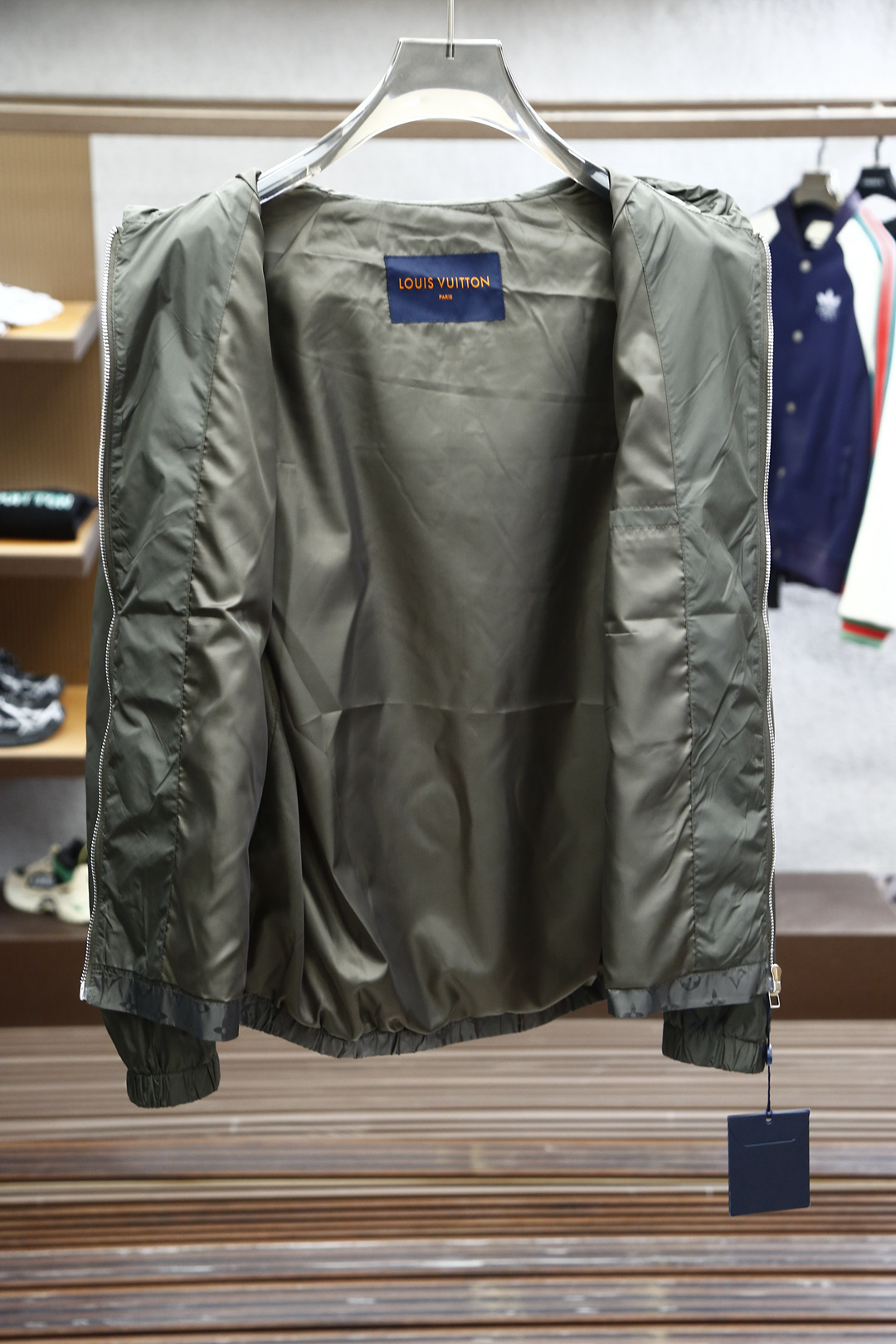Lv
路易威登/25新品春款男十轻质四叶草字母ＬＯｇｏ尼龙提花连帽开合夹克，这款休闲感十足的拉链夹克以轻