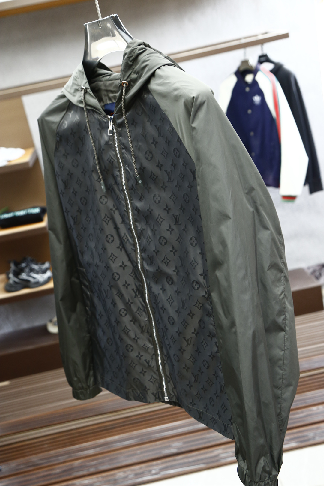 Lv
路易威登/25新品春款男十轻质四叶草字母ＬＯｇｏ尼龙提花连帽开合夹克，这款休闲感十足的拉链夹克以轻