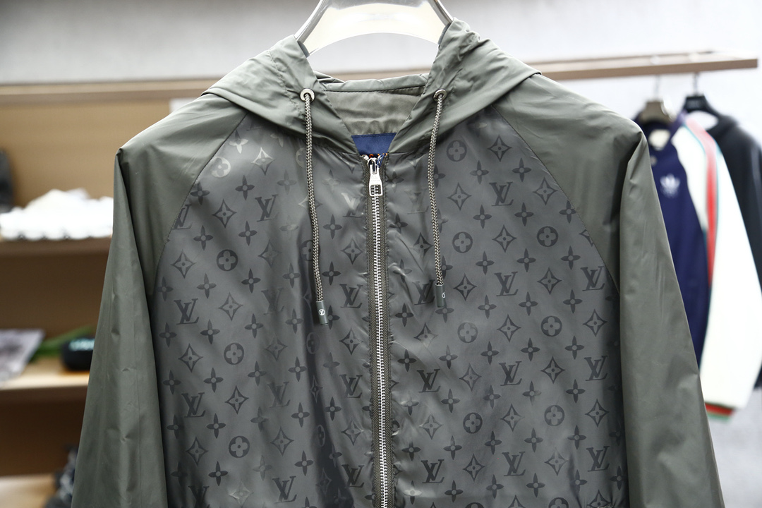 Lv
路易威登/25新品春款男十轻质四叶草字母ＬＯｇｏ尼龙提花连帽开合夹克，这款休闲感十足的拉链夹克以轻