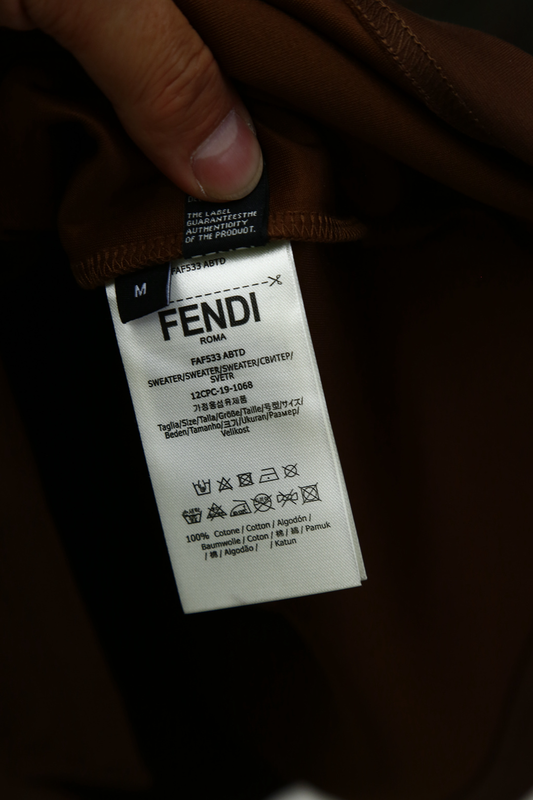 
Fendi芬迪-2025春夏男装，专柜爆款；1.1顶级复刻，短袖T恤，胸前字母皮牌，背后字母刺绣，设计