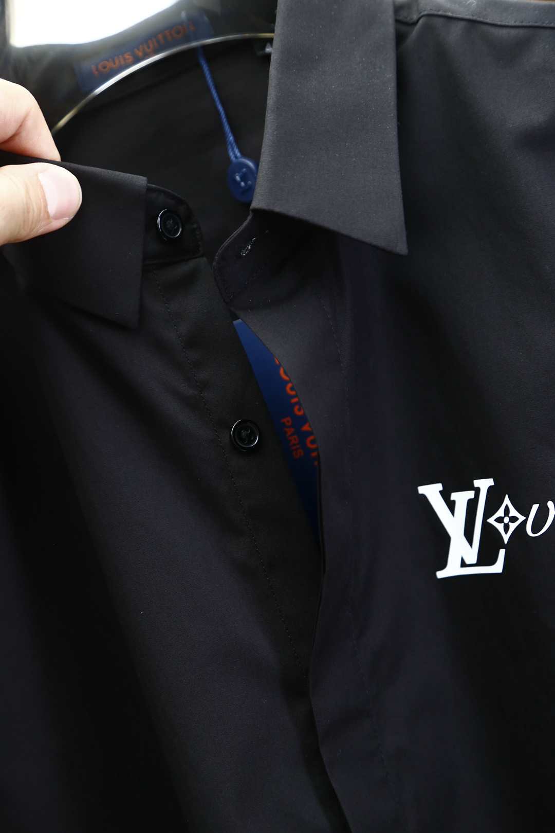 
LV路易威登-2025早春新品 专柜在售 时尚高端男装衬衣，纯白色设计干净利落整洁，董事长精英必备系列
