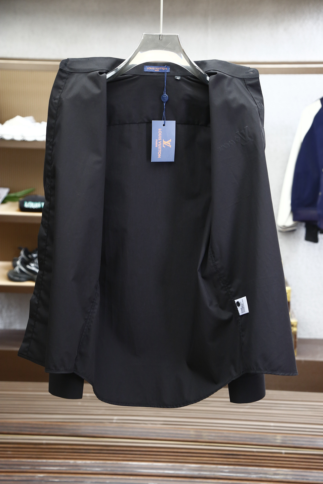 
LV路易威登-2025早春新品 专柜在售 时尚高端男装衬衣，纯白色设计干净利落整洁，董事长精英必备系列