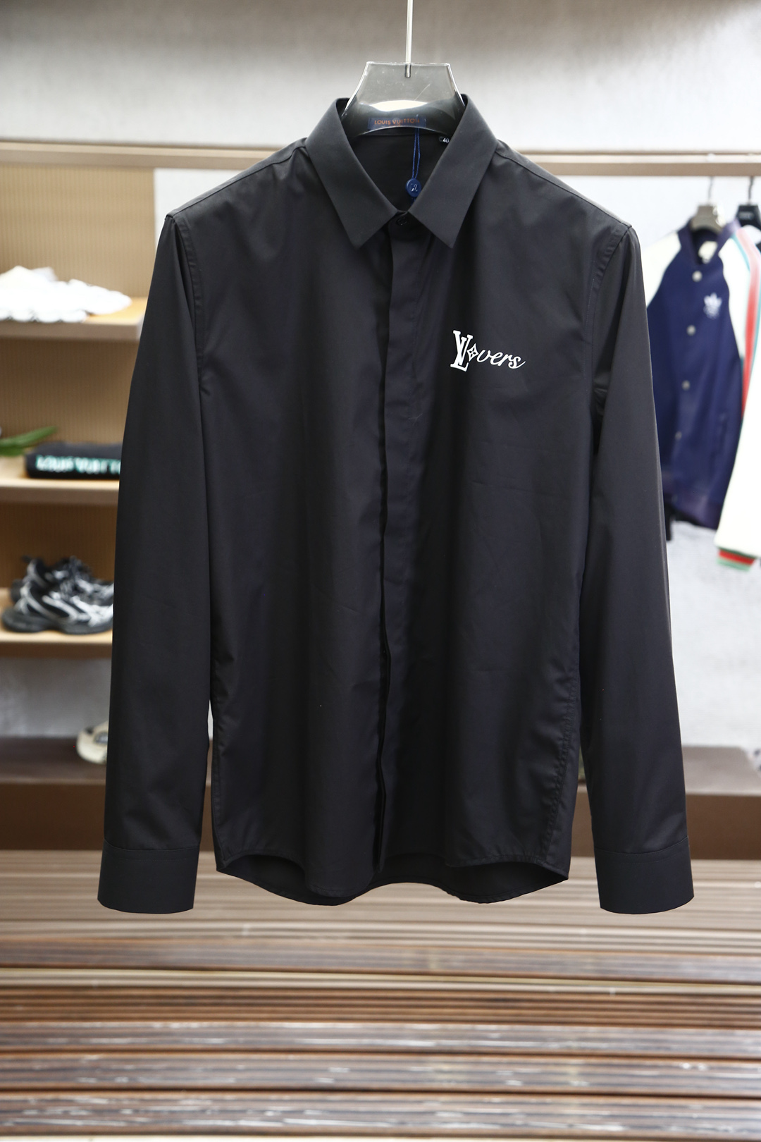 
LV路易威登-2025早春新品 专柜在售 时尚高端男装衬衣，纯白色设计干净利落整洁，董事长精英必备系列