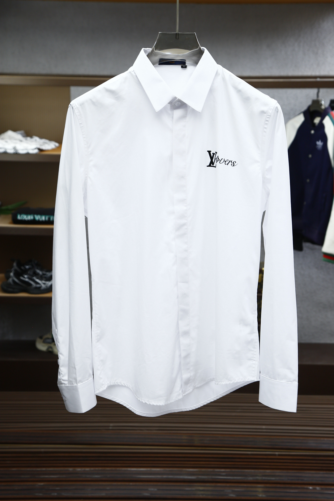 
LV路易威登-2025早春新品 专柜在售 时尚高端男装衬衣，纯白色设计干净利落整洁，董事长精英必备系列