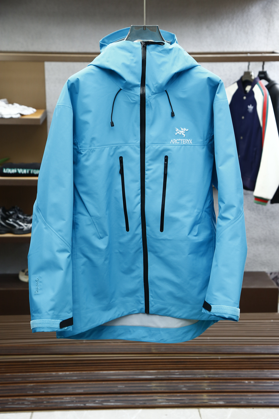 NO:549454,. The seventh generation of men and women's men and women's uniform jacket, the highest version, windproof performance can effectively block the invasion of wind and keep the body warm. 2. Waterproof performance can prevent rainwater from penetration and keep the body dry. 3. Breathable performance allows the body to emit sweat and moisture to be discharged, avoiding stuffiness and discomfort. 4. Durability uses high-strength fabrics, which have good wear resistance and tear resistance. 5. Versatility is usually equipped with multiple pockets, adjustable hats and cuffs, etc., which is convenient for carrying items and adjusting wear comfort.,arc'teryx,hats,alexander wang19860909. 始祖鸟第七代男女同款冲锋衣,最高版本,防风性能能够有效阻挡风的侵袭,保持身体温暖. 2.防水性能可以防止雨水渗透,保持身体干燥. 3.透气性能允许身体排出的汗水和湿气散发出去,避免闷热和不适. 4.耐用性采用高强度的面料,具有较好的耐磨性和抗撕裂性. 5.多功能性通常配有多个口袋、可调节的帽子和袖口等,方便携带物品和调整穿着舒适度.,arc'teryx,hats,alexander wang,Men's clothing