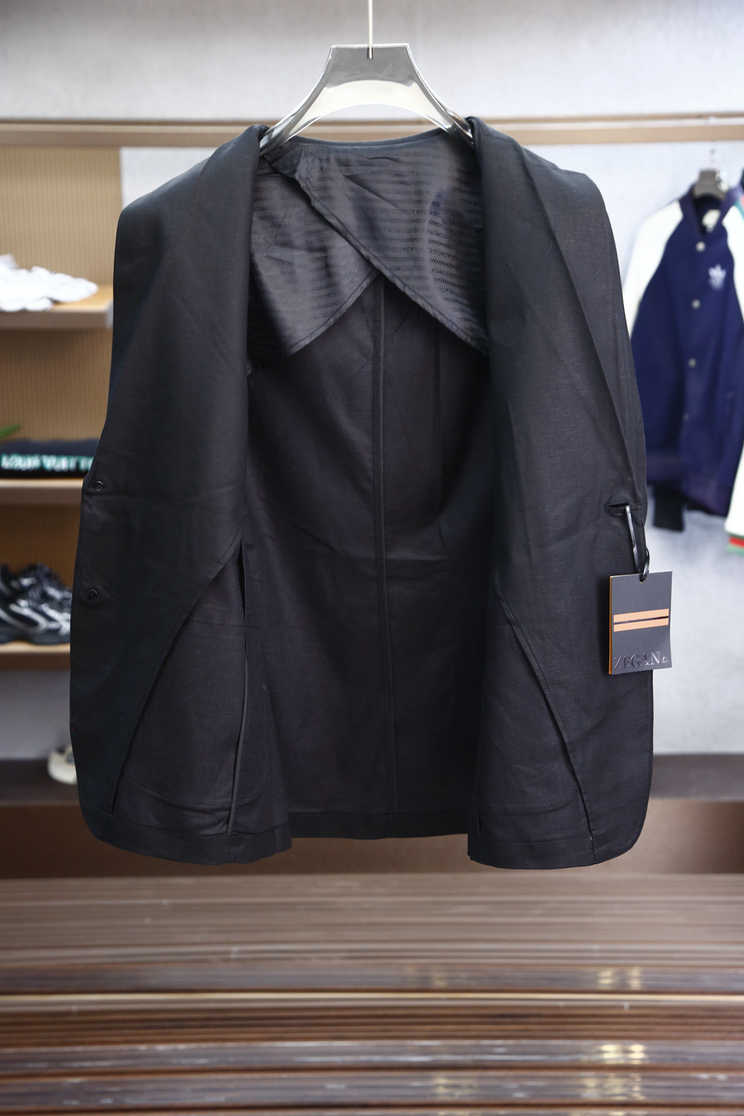 Prada普拉达2025早春新品休闲西服 面料方面选用澳洲进口超细羊毛加氨纶加粘纤面料,奢软的羊毛料绒