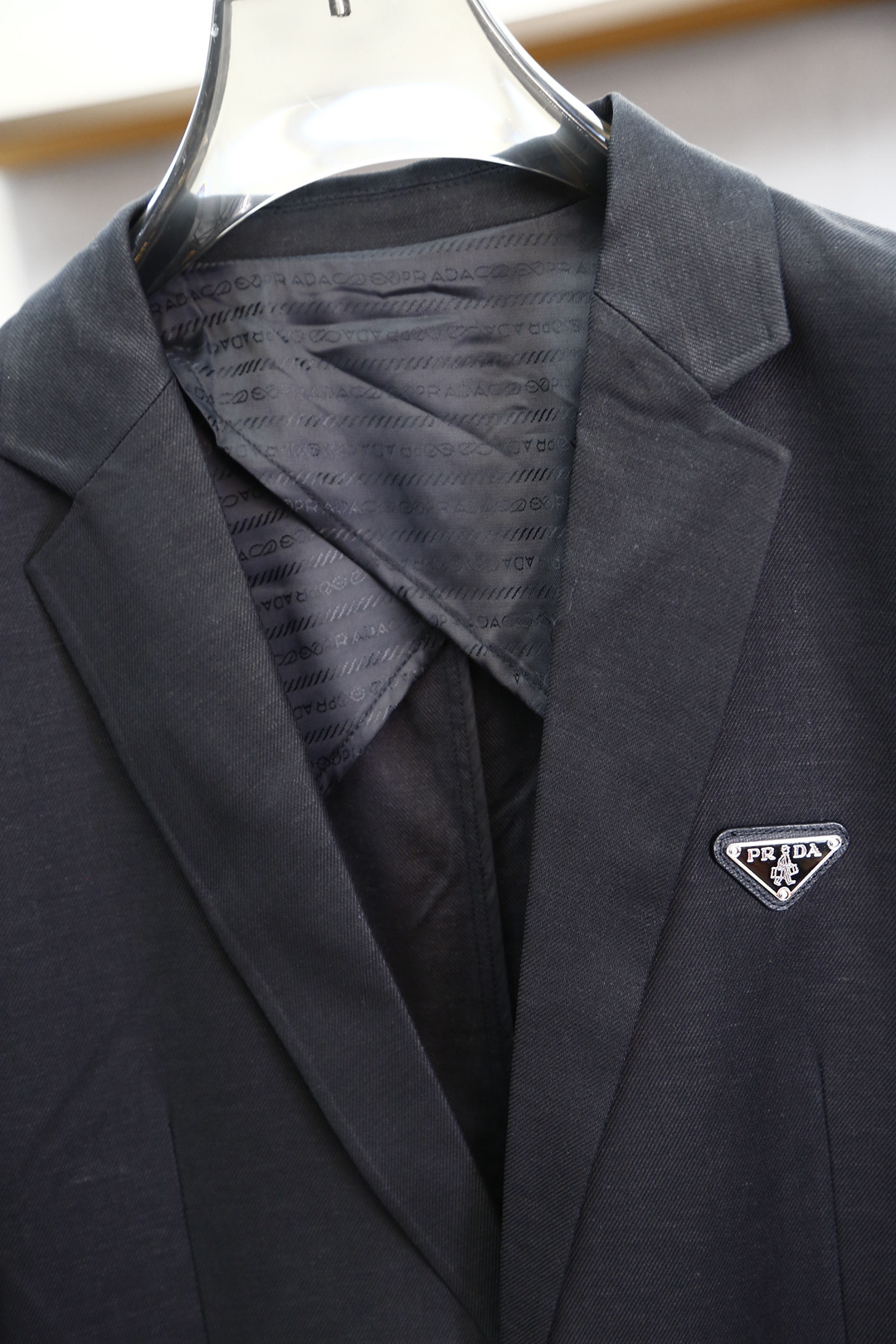 Prada普拉达2025早春新品休闲西服 面料方面选用澳洲进口超细羊毛加氨纶加粘纤面料,奢软的羊毛料绒