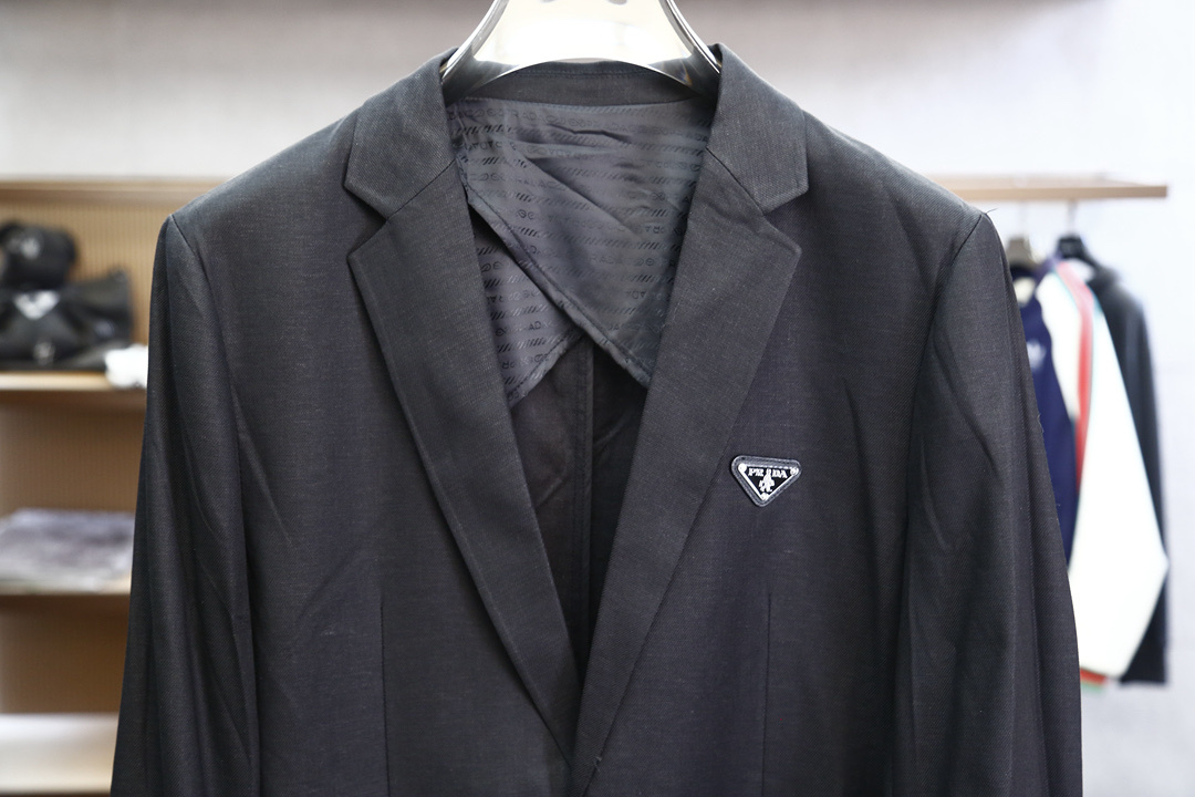 Prada普拉达2025早春新品休闲西服 面料方面选用澳洲进口超细羊毛加氨纶加粘纤面料,奢软的羊毛料绒