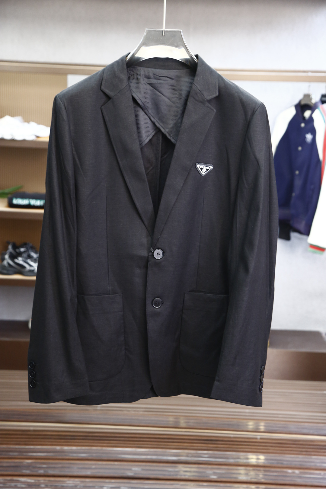 Prada普拉达2025早春新品休闲西服 面料方面选用澳洲进口超细羊毛加氨纶加粘纤面料,奢软的羊毛料绒