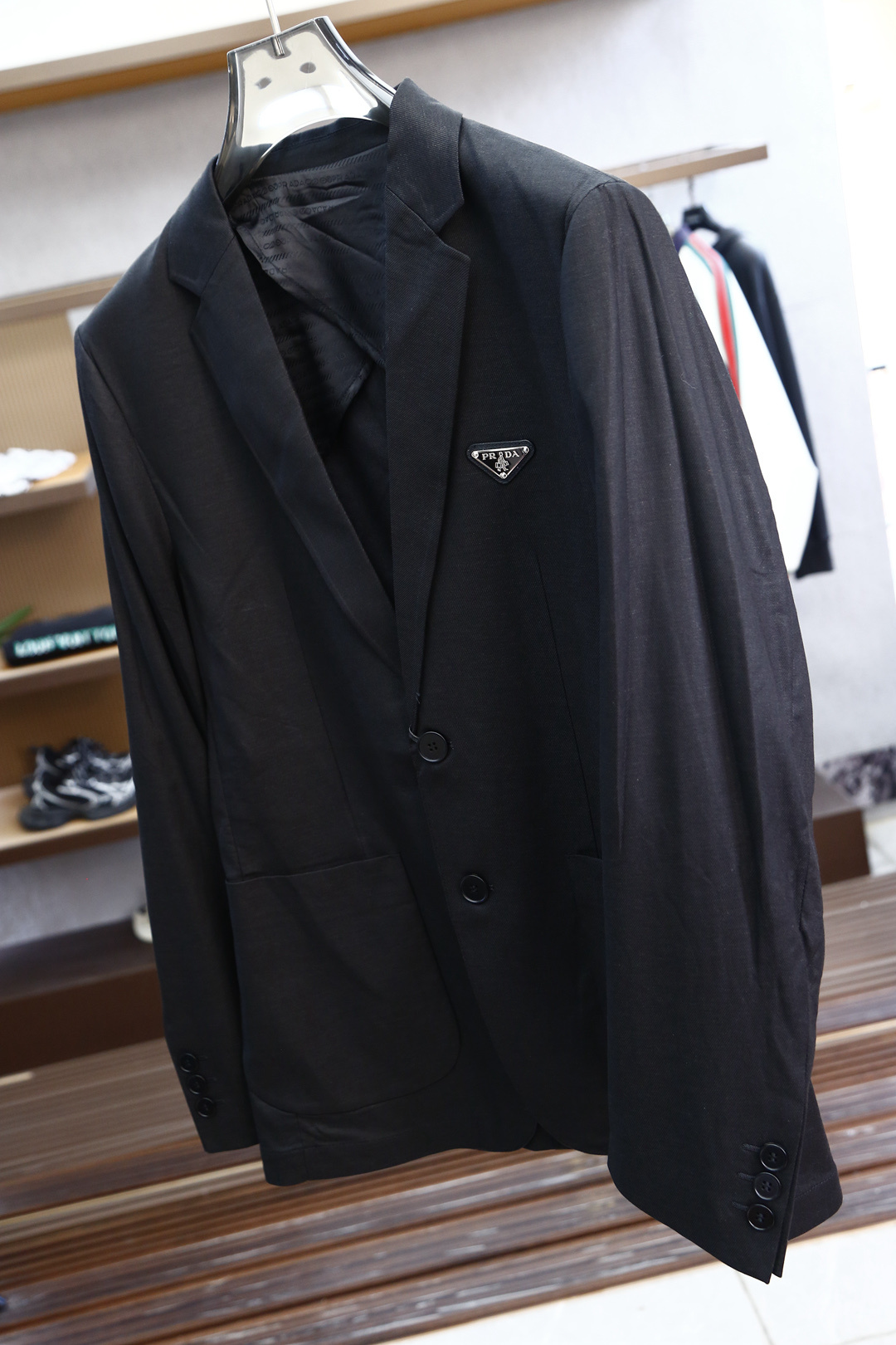 Prada普拉达2025早春新品休闲西服 面料方面选用澳洲进口超细羊毛加氨纶加粘纤面料,奢软的羊毛料绒