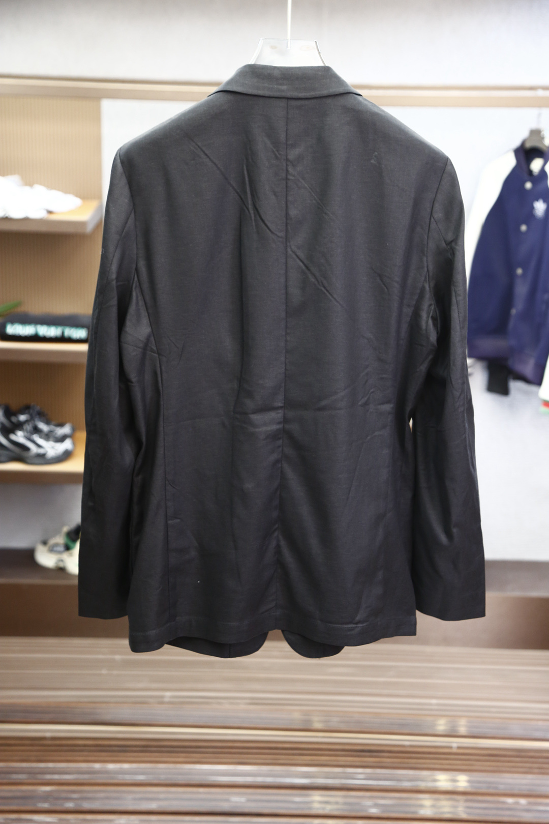 Prada普拉达2025早春新品休闲西服 面料方面选用澳洲进口超细羊毛加氨纶加粘纤面料,奢软的羊毛料绒