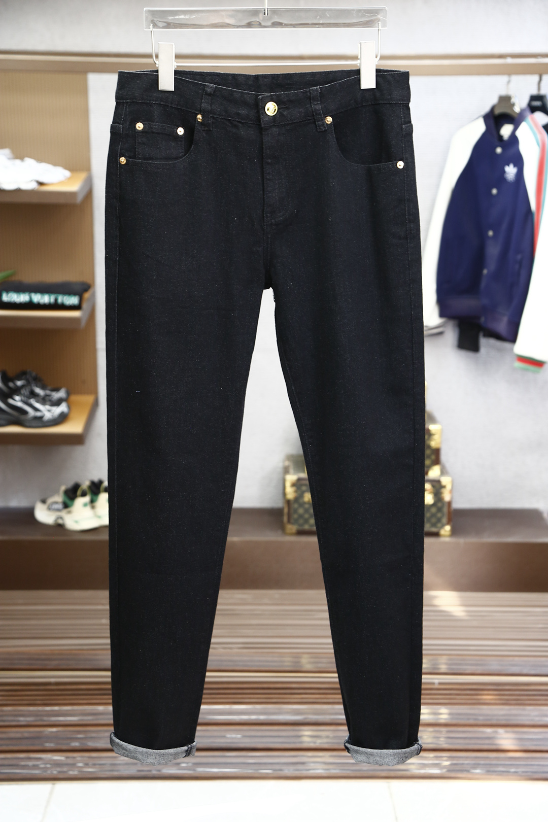 NO:128114,Versace - New styles are coming early spring new styles of casual pants and jeans, high-end custom series. Imported high-density pure cotton Gaza washing process is comfortable, soft and skin-friendly, straight and not easy to wrinkle, simple and clear, super versatile, super fashionable and versatile, straight and stylish, a must-have for the wardrobe!  Suitable for any occasion 30-36 pickup next day without 35,37, versace, jeans, alexander wang19860909范思哲-新款来袭早春新款新款休闲裤牛仔裤,高端定制系列.进口高密度纯棉加沙洗工艺舒适柔软亲肤,笔挺不易起皱,简单明了,超级百搭上身效果超级棒时尚百搭,笔挺有型,衣橱必备！适合任何场合穿着 30-36隔天取货无35,37,,versace,jeans,alexander wang,Men's clothing